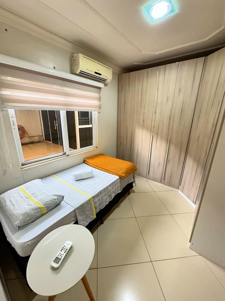 Jednolôžková izba na prvom poschodí je útulná a funkčná, má jednolôžko a plánovanú šatníkovú skriňu. Veľké okno prináša prirodzené svetlo, zatiaľ čo klimatizácia zaisťuje pohodlie. Posteľná bielizeň je k dispozícii pre vaše pohodlie.