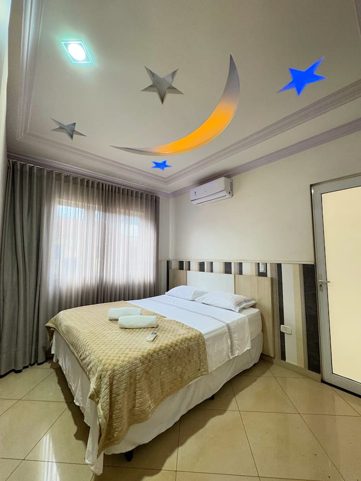 ponúka úplné pohodlie s manželskou posteľou Queen a klimatizáciou, ktorá zaisťuje dobrý spánok. Veľká šatníková skriňa ponúka dostatok priestoru na oblečenie a veci.