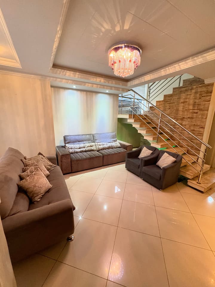 Obývacia izba ponúka dve veľké pohovky, jednu zasúvateľnú a dve pohodlné kreslá. Televízor s viac ako 300 kanálmi a prístupom k filmom a seriálom zaisťuje zábavu. Atmosféra je osvetlená oknom, ktoré prináša prirodzené svetlo.