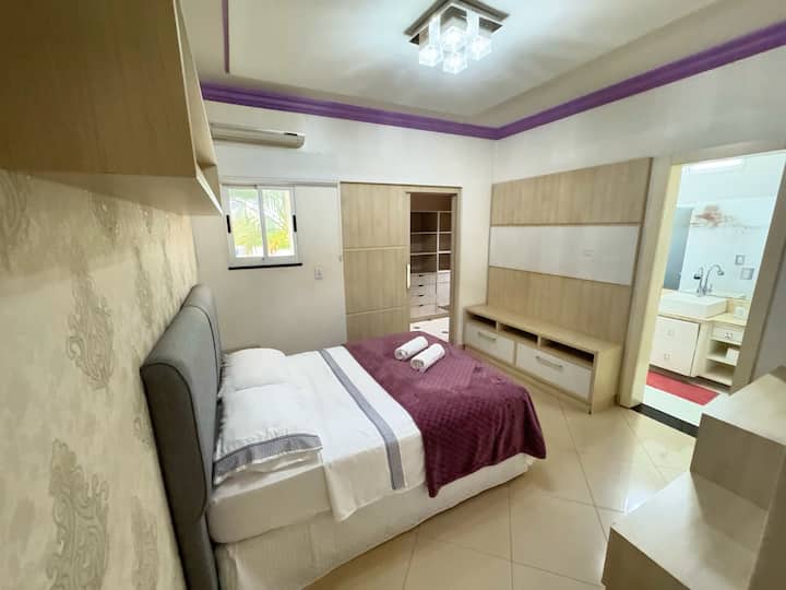 Apartmán 2 na druhom poschodí ponúka úplné pohodlie, s manželskou posteľou a klimatizáciou, čo zaisťuje príjemný pobyt. Atmosféra je príjemná a ideálna na dobrý oddych vrátane posteľnej a kúpeľňovej bielizne pre vaše pohodlie.