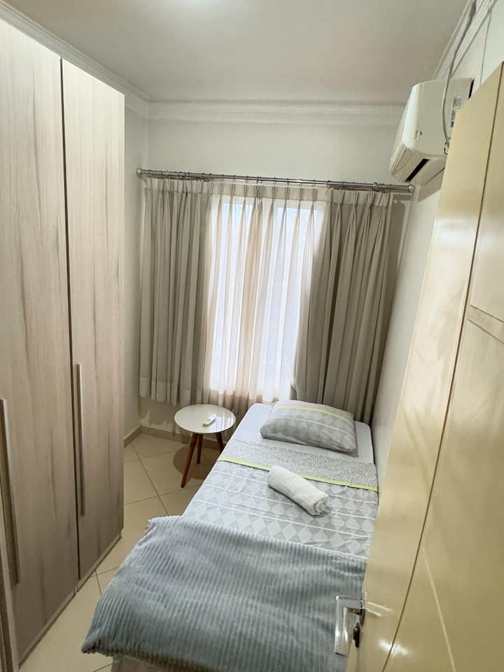 Jednolôžková izba na druhom poschodí je pohodlná a dobre osvetlená, má jednolôžko, plánovanú šatníkovú skriňu a nočný stolík. Je vybavený klimatizáciou a veľkým oknom a pre vaše pohodlie ponúka aj posteľnú a kúpeľňovú bielizeň.