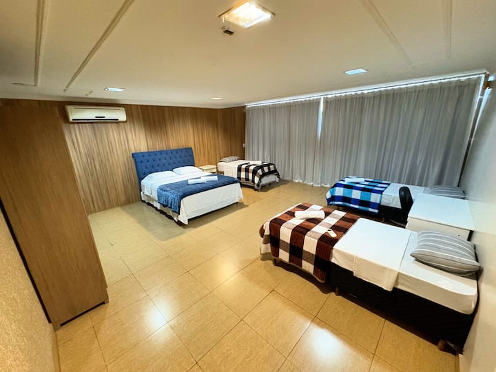 Hovoríme tomu veľká a útulná „štvrť“, ktorá je ideálna na ubytovanie až 6 osôb. S 2 samostatnými posteľami, 1 manželskou posteľou a 1 menšou manželskou posteľou ponúka dostatok pohodlia a priestoru. Atmosféra je dobre osvetlená prirodzeným svetlom a klimatizáciou pre vaše pohodlie.