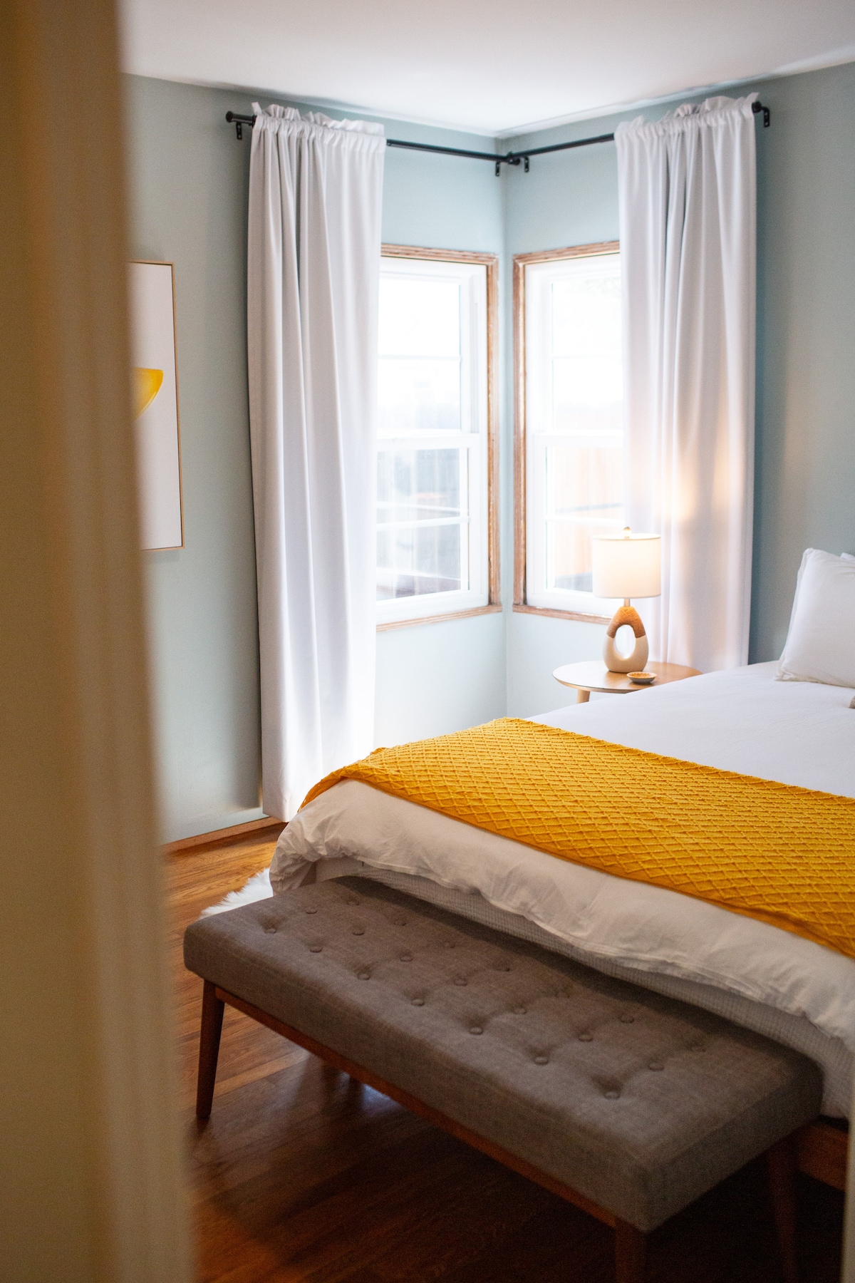 בחדר השינה השני יש מיטת קווין סייז ותריסי האפלה.