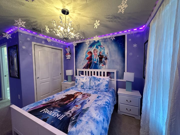 Toto je najchladnejšia spálňa v dome, kde budete mať úžasné zážitky s najzábavnejším snehuliakom vôbec. Magická dekorácia LED svetiel. Spálňa má manželskú posteľ, dva nočné stolíky, komodu, šatník, inteligentnú televíziu a vlastnú kúpeľňu.