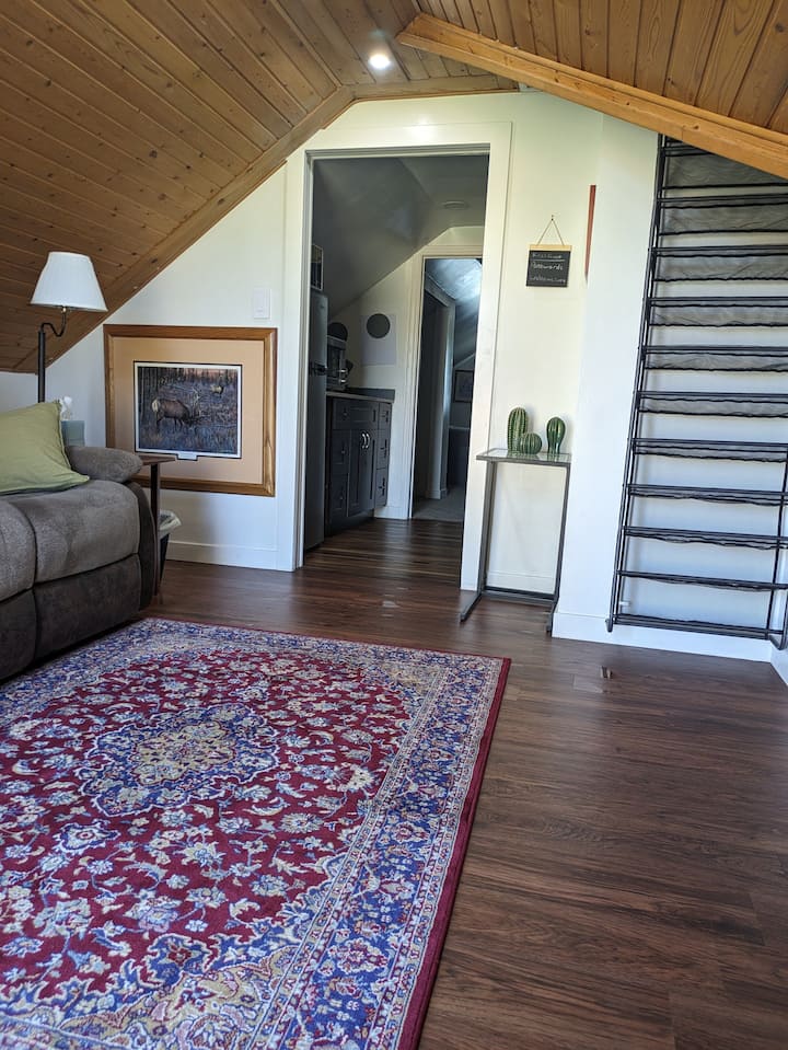 Charming 1br Upstairs Apartment W/kitchen, Laundry - Mesa, AZ