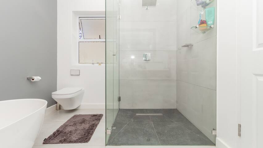 The Willows, a cheerful 5 bedroom home with pool gallery image 5