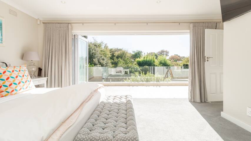 The Willows, a cheerful 5 bedroom home with pool gallery image 3