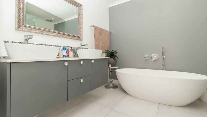 The Willows, a cheerful 5 bedroom home with pool gallery image 2