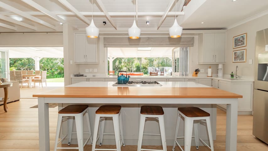 The Willows, a cheerful 5 bedroom home with pool