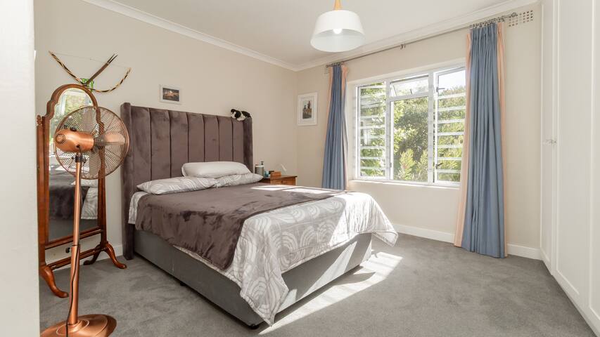 The Willows, a cheerful 5 bedroom home with pool gallery image 4