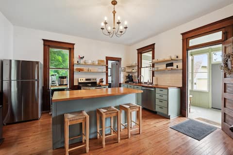 Spacious and charming 4br home in downtown Pella