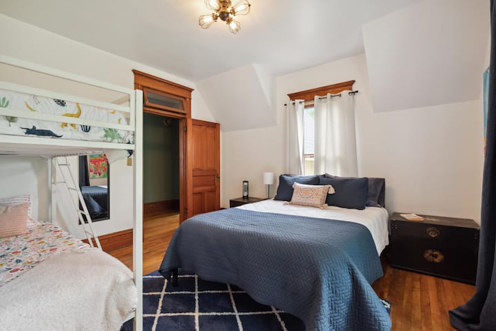 Спалня на второ ниво с двойно легло и две единични легла