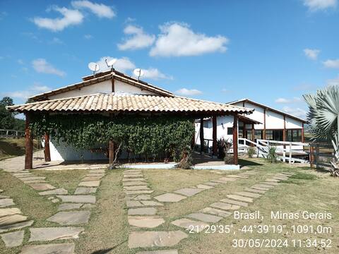 Chalé, swimming pool area and lounge. Sítio das Torres