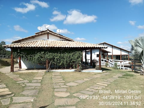 Chalé, swimming pool area and lounge. Sítio das Torres