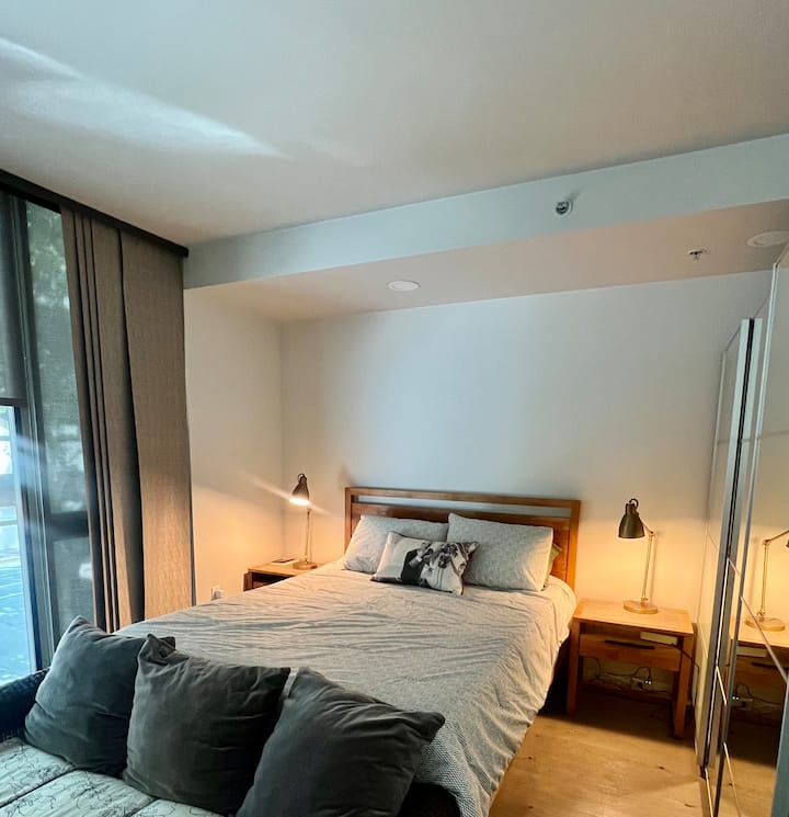 Брачен кревет (широк 150-179 см) со ноќни шкафчиња и плакар