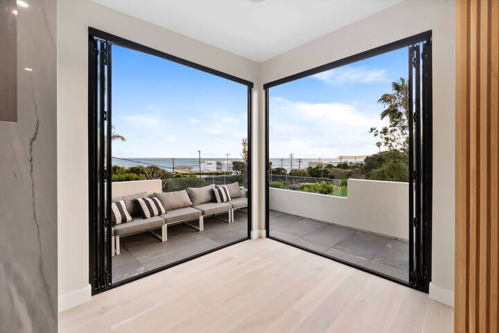 Scenic Malibu Getaway w/ Pool – Steps to the Ocean gallery image 3