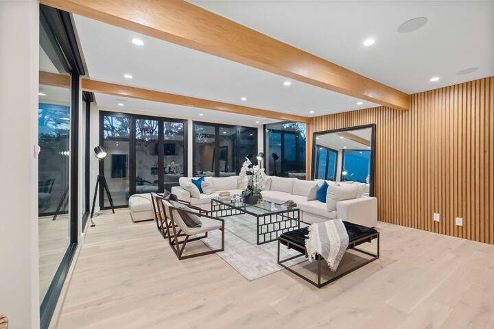 Scenic Malibu Getaway w/ Pool – Steps to the Ocean gallery image 5