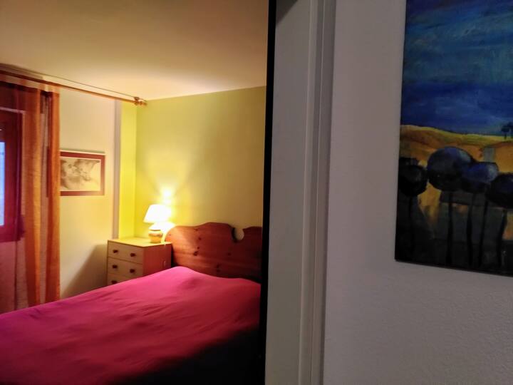 غرفة النوم هذه هادئة للغاية، وتطل على حديقة المجتمع.