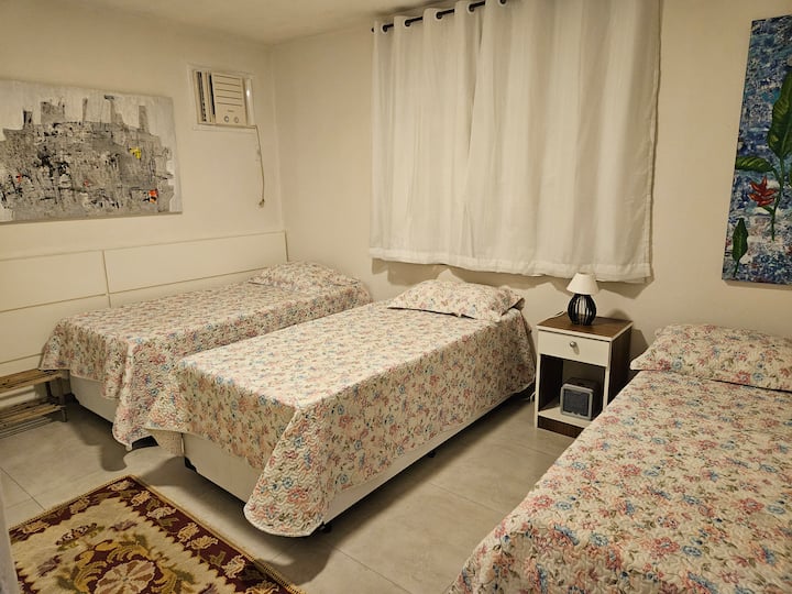 这间客房配有三张单人床。如果您愿意，可以为情侣添加2个。