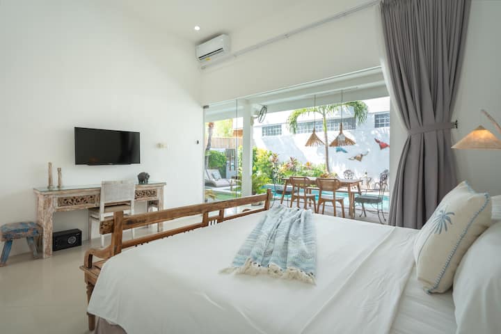 غرفة النوم 2 :- مكيفة الهواء، سرير كينج فاخر وسادة كينج، مروحة سقف، إطلالة على حمام السباحة، حمام داخلي، مكتب للكتابة، تلفزيون ذكي، صندوق أمان.