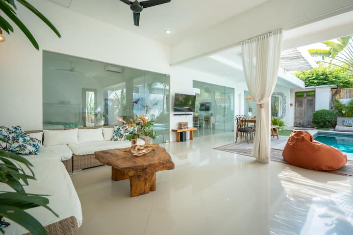 الصالة:- استمتع بالمزيج المثالي من المساحة والخصوصية، واستمتع بإطلالة على حمام السباحة وشاهد كل المتعة تتكشف."