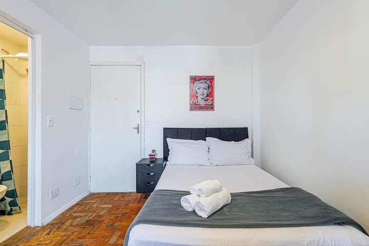 Wij bieden een bed- en badlinnenset (een hoeslaken, een bovenlaken, een microvezel deken, twee kussenslopen, twee badhanddoeken, twee gezichtshanddoeken en een vloerhanddoek) 