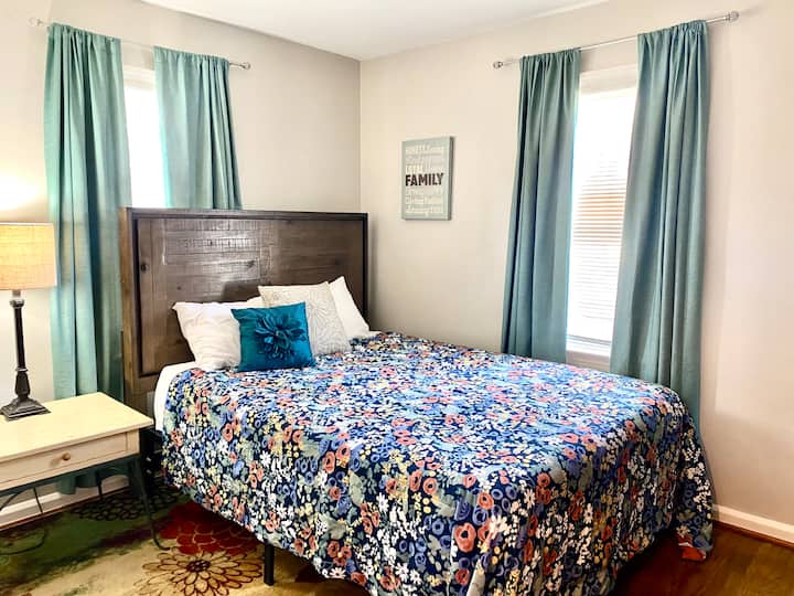 绿色卧室，主楼层配有标准双人床