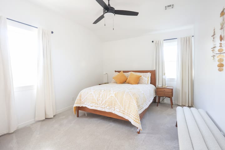 Spavaća soba na katu s bračnim krevetom (širine 150 - 179 cm).