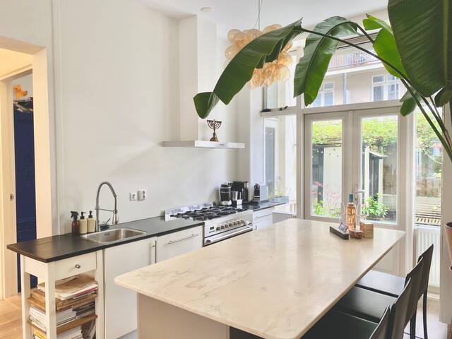 Prachtig huis in centrum aan gracht en met tuin! gallery image 2