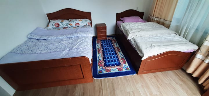 تحتوي هذه الغرفة على سرير مزدوج واحد وسرير واحد يمكن أن يستوعب 3 أشخاص.  أيضًا، يحتوي على مرحاض وحمام ملحقين  