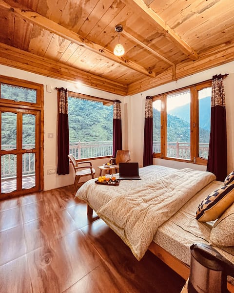 Spacious mountain view cottage in Tirthan Valley
