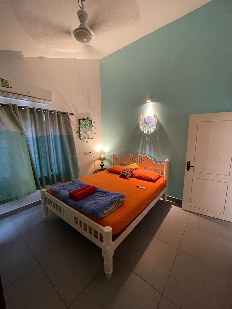 Segundo dormitorio en el primer piso con un baño adjunto. 