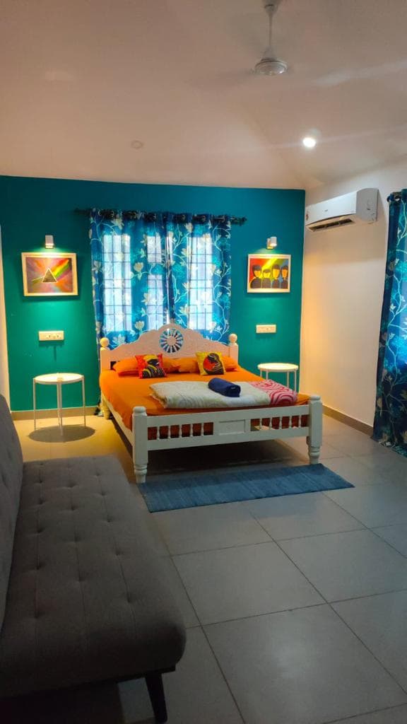 Dormitorio principal con baño adjunto. Esto se puede personalizar en función de tu gusto: con sofá, cama sofacum o una silla y mesa de oficina.