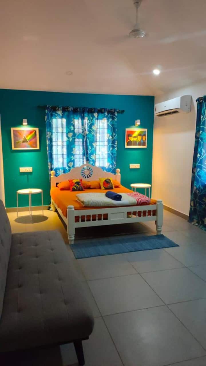 Მთავარი საძინებელი მიმაგრებული სარეცხი ოთახით. Აღნიშნული შეიძლება მორგებული იყოს თქვენი სურვილისამებრ: დივნით, დივნით ან საოფისე სკამითა და მაგიდით.