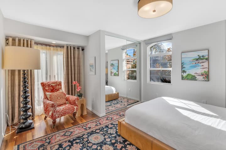 整个房源都有美丽的艺术品-带套内卫生间和阅读角的设计师卧室……