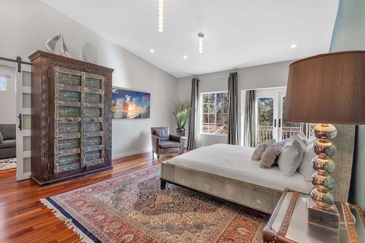 加大双人床、阅读角、电视、从印度进口的手工雕刻衣橱、奢华……