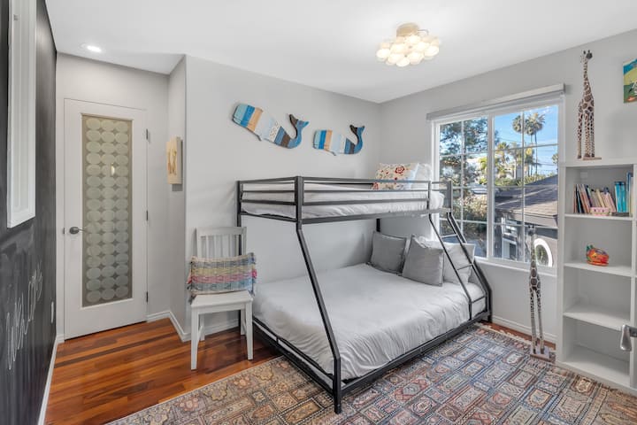 适合与孩子共度家庭时光的完美场所。 上下铺。粉笔墙。 