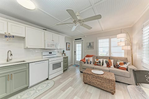 Top performing Airbnb: Beach Escape & Pool, steps to Beach & restaurants in Bradenton Beach