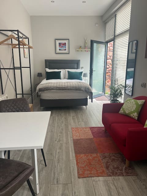 Hugo Mews. Bright studio apartment.