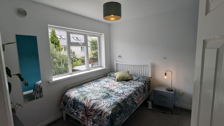 Vista panorámica de la lente

Cama doble con espacio de almacenamiento, luces de lectura y un espejo. Con vistas al jardín trasero.