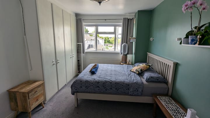 Vista panorámica de la lente

Dormitorio principal: con cama tamaño king, mesa auxiliar, pequeño espacio de almacenamiento en el armario, un espejo y un gran ventanal con un precioso conjunto de sol.

Esta habitación también tiene un baño privado (en la foto)

Nota: no se podrá acceder a los armarios grandes para su almacenamiento.