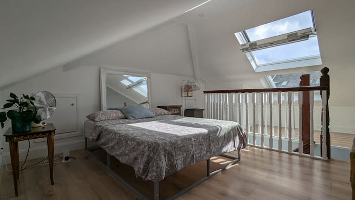  También 2 ventanas Velux (con persianas opacas) que permiten mucha luz.