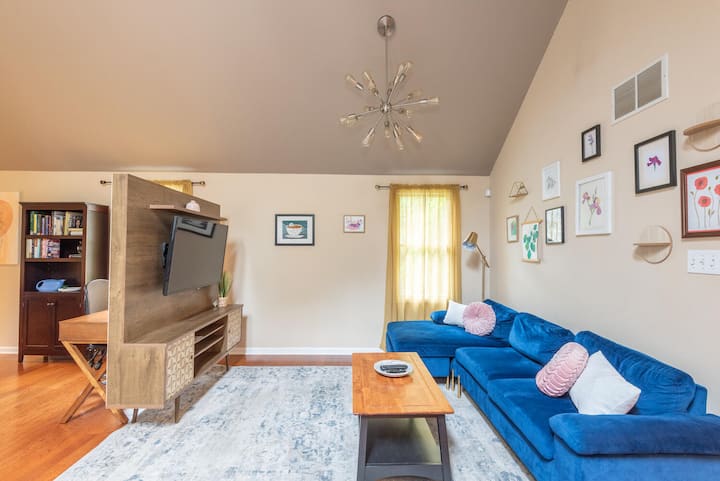 Blush Bungalow: Cozy Home Near Downtown Bloomingto - Bloomington, IN