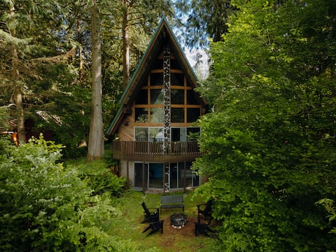 North Cascades Riverside A-Frame w/ Mt Baker Views