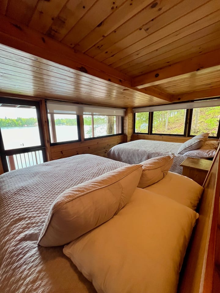 חדר השינה השלישי הוא מרפסת שינה עם גישה חיצונית