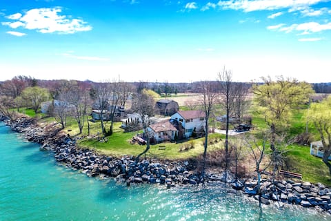 Private Lakefront Cottage Retreat near Niagara