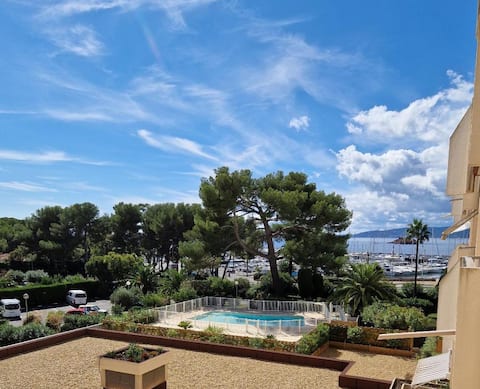 Airbnb performant: 2 rooms with ultra comfortable sea view facing the Marina à Saint Raphaël