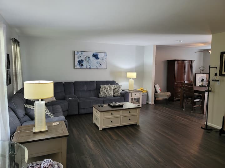 Всекидневна на основно ниво с накланяне и повдигане на масичката за кафе, която се удвоява като второ работно пространство 