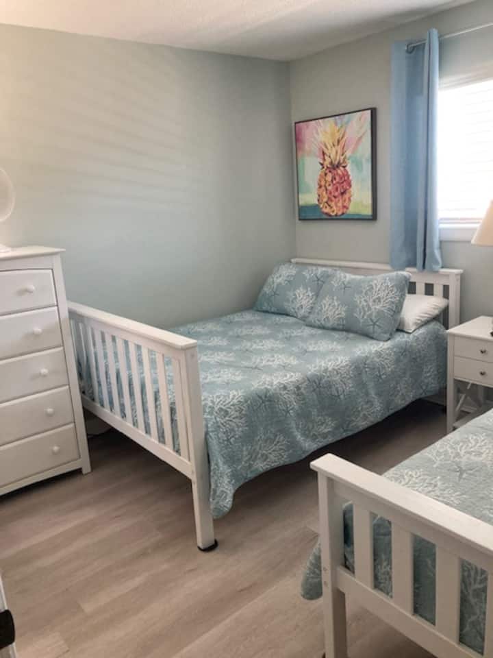 Segundo dormitorio con cama completa y individual