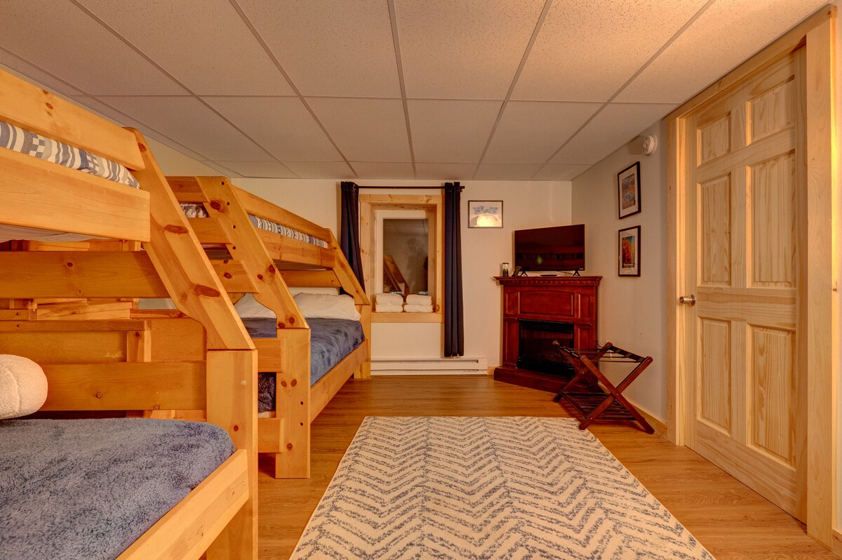 Собата на спрат во подрумот има два двокреветни кревета на спрат, кои нудат доволно простор за децата и нивните пријатели да уживаат во преспивањето и забавата!